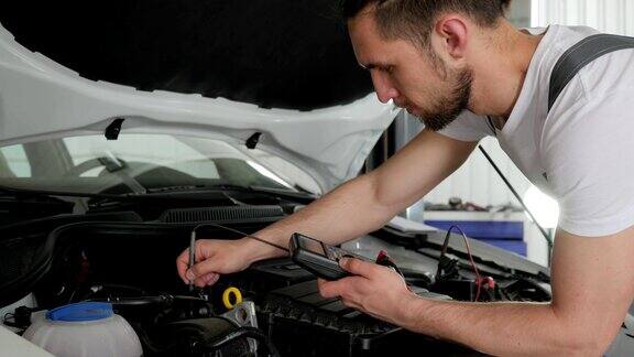 汽车维修技师检查电气系统机器