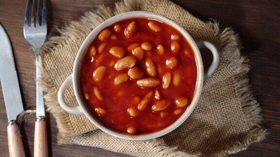 番茄酱中的豆子在碗里慢慢旋转