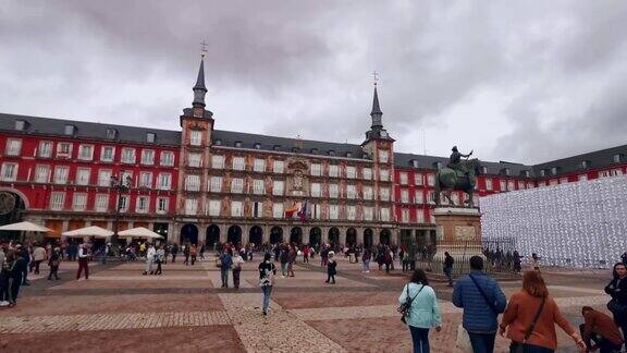西班牙马德里新冠疫情期间的市长广场和游客
