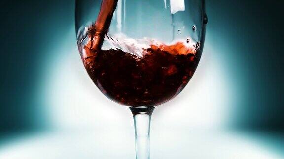 红酒倒入玻璃杯的创意宏慢动作视频玻璃杯与红葡萄酒的特写老式的复古风格