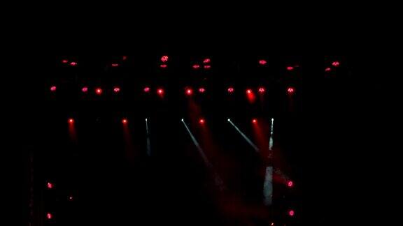 红色的舞台灯光音乐会上的灯光表演