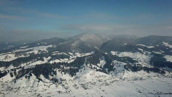 冬季景观雪山鸟瞰图飞过