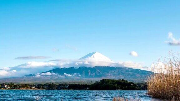 日本富士川口湖蓝天下的富士山TD
