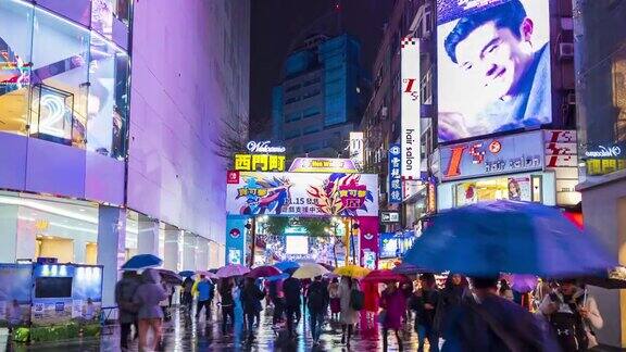 时光流逝西门夜市晚上人们走在购物街上台北台湾