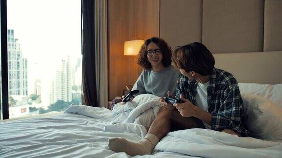 两个青少年在他们的房间里玩电子游戏