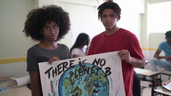 严肃的学生展示关于环境问题的海报