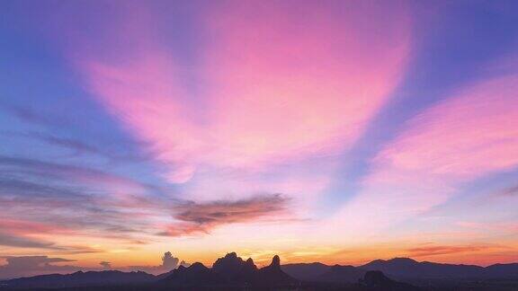 日落-天空的黄昏时间推移与一个view的PhuSubLhekLopBuri泰国