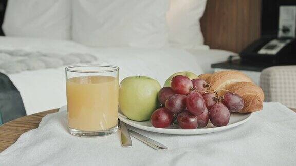 酒店客房的健康早餐托盘