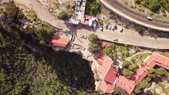 在墨西哥奇瓦瓦市乌里克市迪斯蒂德罗市的铜峡谷上空翱翔的无人机镜头