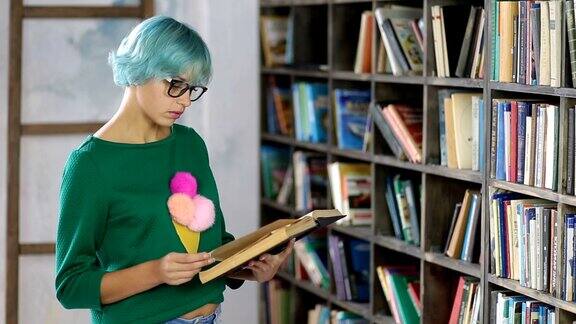 沉思的女学生在图书馆看书