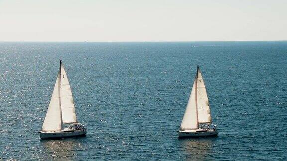 一艘帆船在美丽的亚得里亚海的地平线上