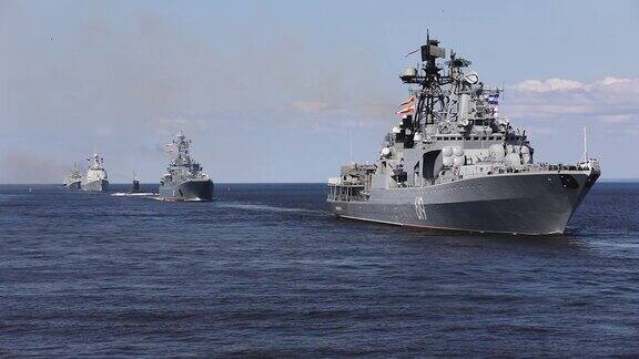 前方一排现代化的俄军海军战舰与潜艇在一起北方舰队和波罗的海舰队夏日阳光明媚形象生动