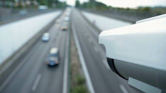 高速公路上的速度感知摄像机