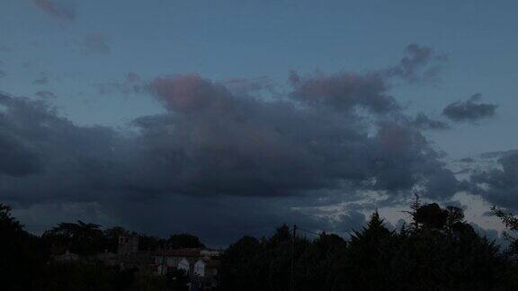 法国比利牛斯村庄日落时云在移动