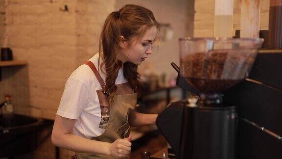 女咖啡师微笑着煮咖啡