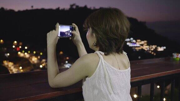 慢动作亚洲女孩在假期晚上拍照