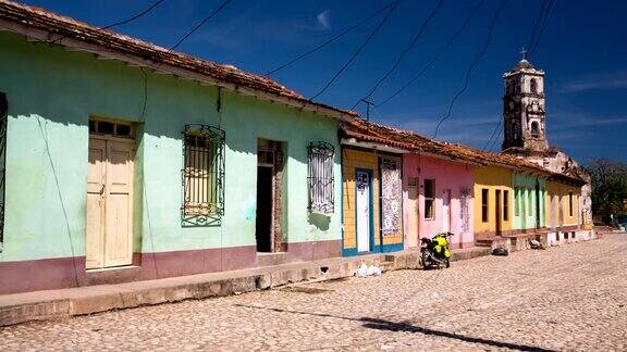 古巴:旅行:特立尼达多彩的殖民房屋