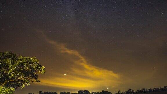 时间流逝的云朵和夜晚星空上的闪电