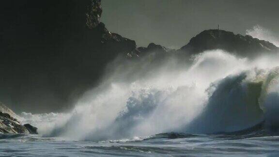 海浪撞击海岸岩石悬崖的电影跟随