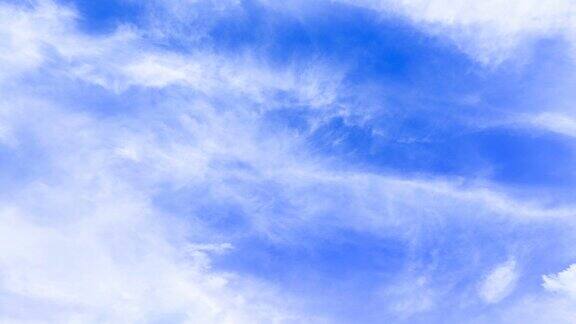 清澈的蓝天和云彩的背景