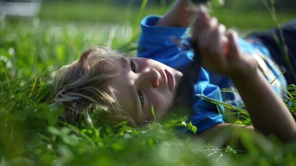 那孩子躺在草地上玩耍做着白日梦