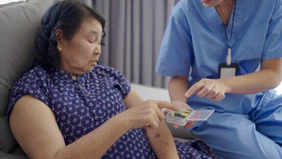 一位家庭护理护士在给老人吃药的建议