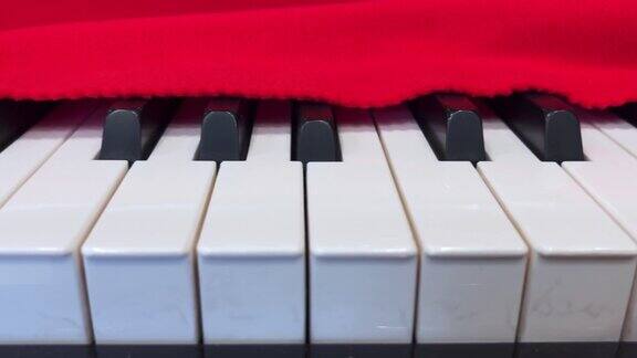 平移红色钢琴键