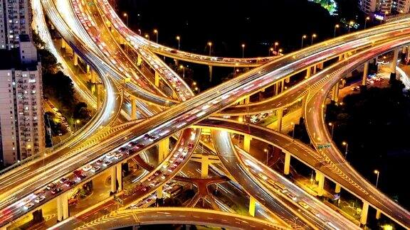 日落到夜晚的高架桥交通上海中国