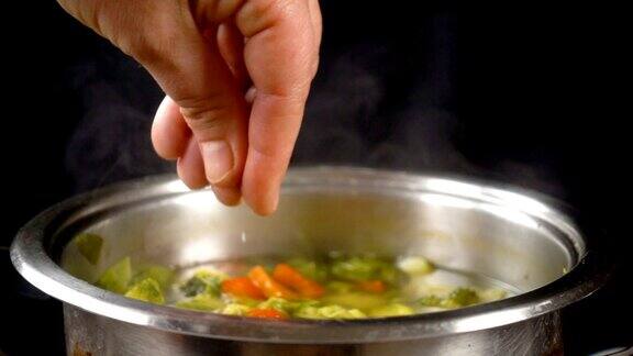 蔬菜汤加盐慢动作