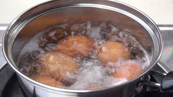 厨师在锅里煮鸡蛋慢动作