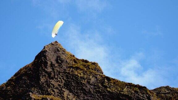 SLOMO滑翔伞在悬崖上翱翔