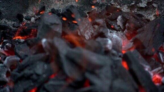 烧烤时烧煤的慢动作视频