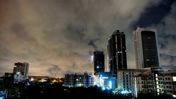 夜间城市景观与的云延时摄影