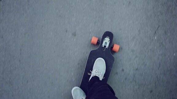 在城市里玩滑板