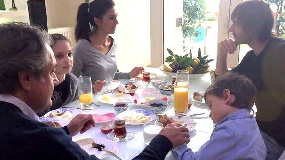 土耳其幸福家庭做早餐