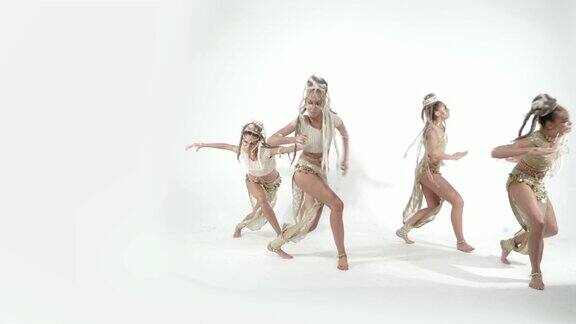 现代迷人的印度舞蹈在白色的背景上