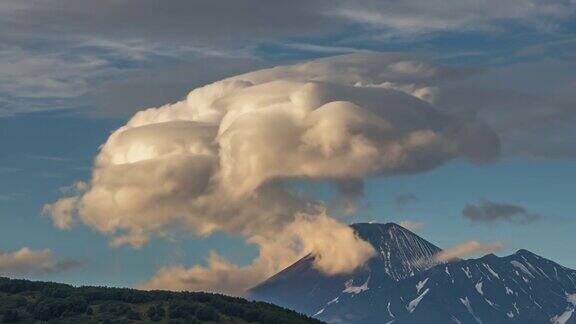 火山上空透镜状云的形成