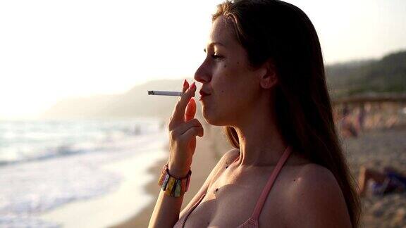 在海滩上抽烟的漂亮女人