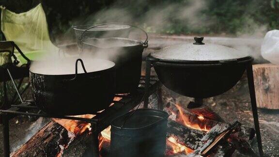 野营食物是在篝火上煮的积极的生活方式徒步的理念