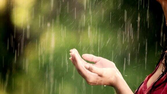 女人喜欢在夏雨中牵着她的手