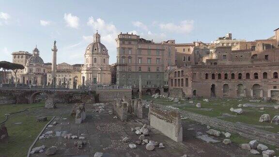 图拉真广场及其柱廊和图拉真圆柱与罗马历史宫殿和教堂的