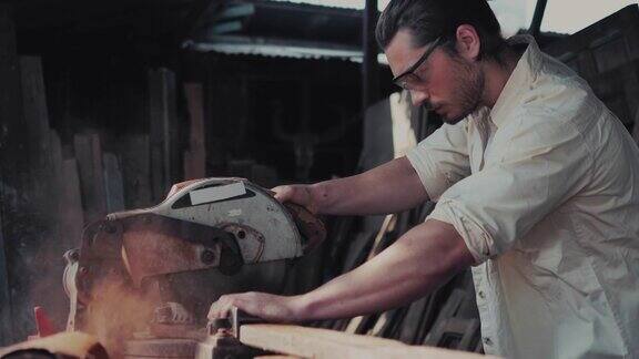 木匠正在用锯子锯木头