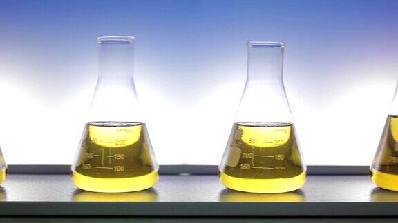 锥形瓶中的黄色液体