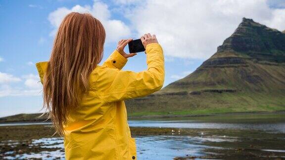 游客在冰岛最著名的山拍照