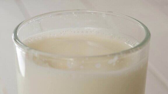 牛奶滴落入牛奶杯的特写镜头