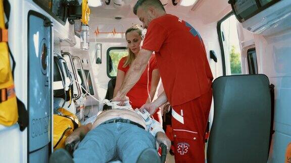 急救医疗队使用除颤器电击救护车上的老年男性病人