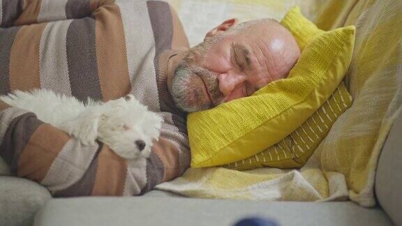 男人和他的小狗睡觉