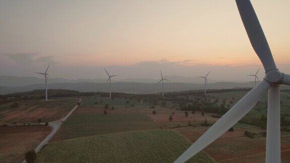 日落的风力涡轮机农场