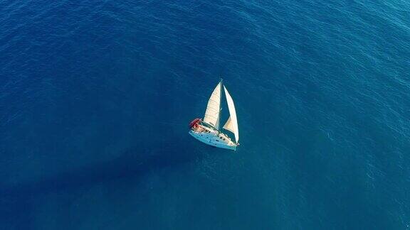 鸟瞰图游艇在晴朗的日子航行在公海上