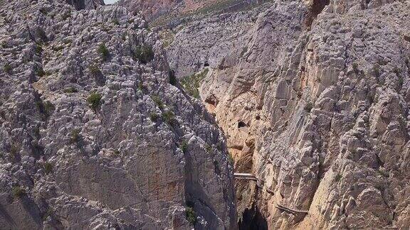 在西班牙马拉加的ElChorro峡谷“ElCaminitodelRey”国王小径的无人机视图